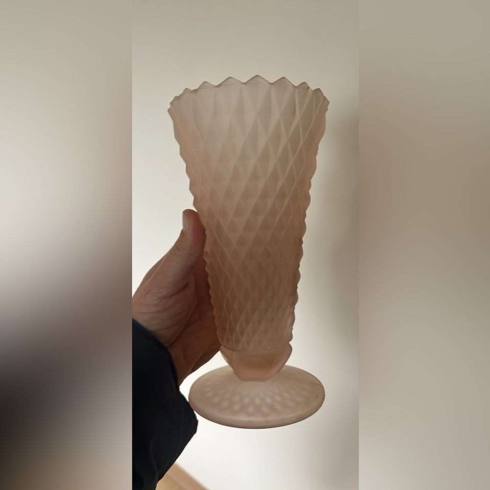 Vintage INDIANA PINK GLASS vase - Picture 2 of 4